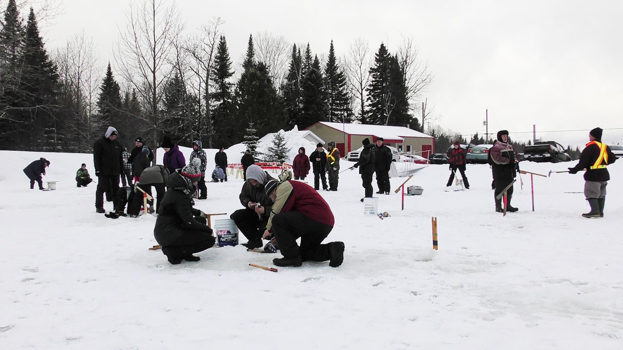 Normand DeLessard présente la pêche sur le lac à Saint-Zacharie