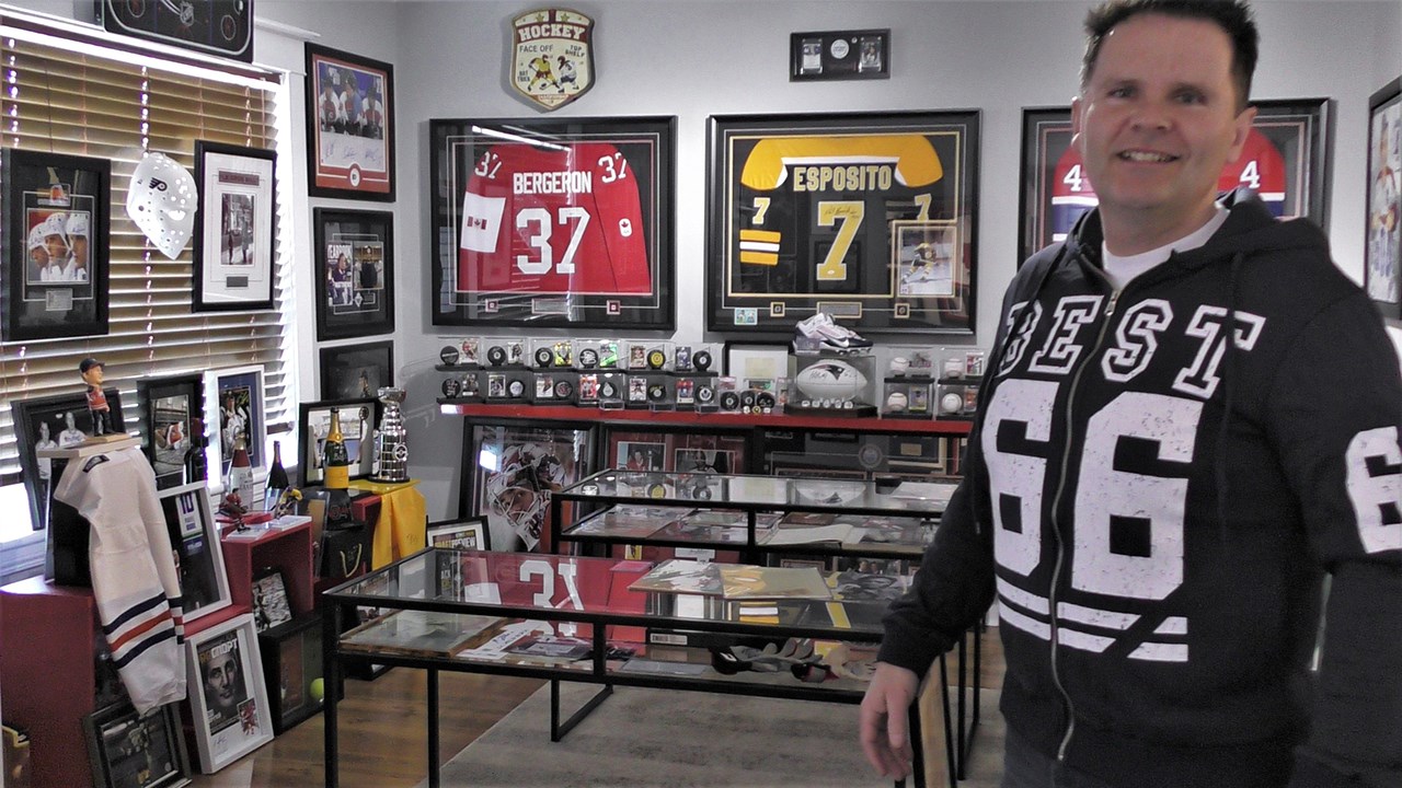 Normand DeLessard présente la collection d'items sportifs de Tom Bureau
