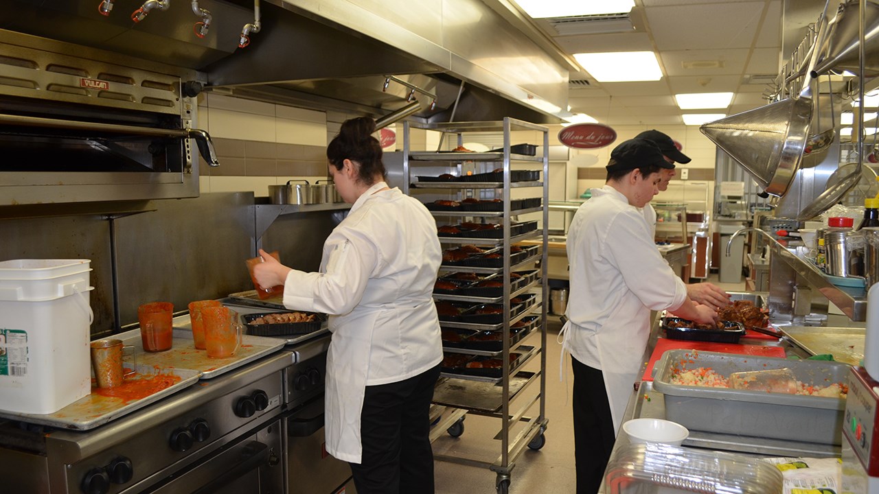 2 000 pains de viande pour Moisson Beauce cuisinés par des étudiants