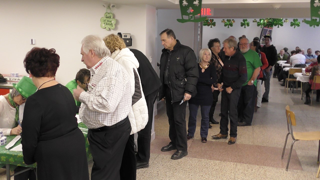 Normand DeLessard présente le déjeuner de la Saint-Patrick à Saint-Simon-les-Mines