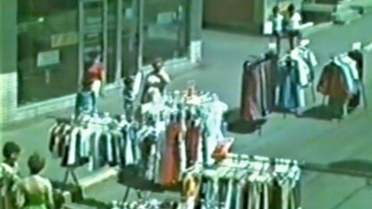 Normand DeLessard présente une vente-trottoir sur la 1re Avenue à St-Georges en 1980