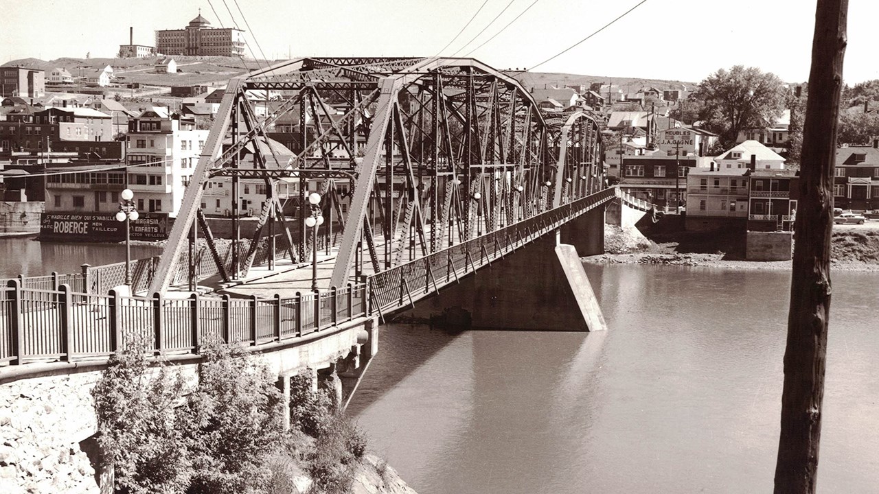 LE PONT DE FER DE 1929 CONSTRUIT GRÂCE À ÉDOUARD LACROIX