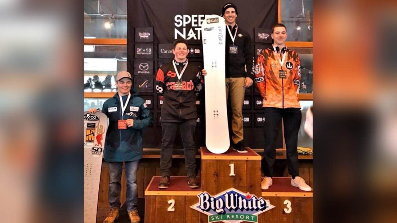 Éliot Grondin devient champion canadien junior et senior en snowboard cross