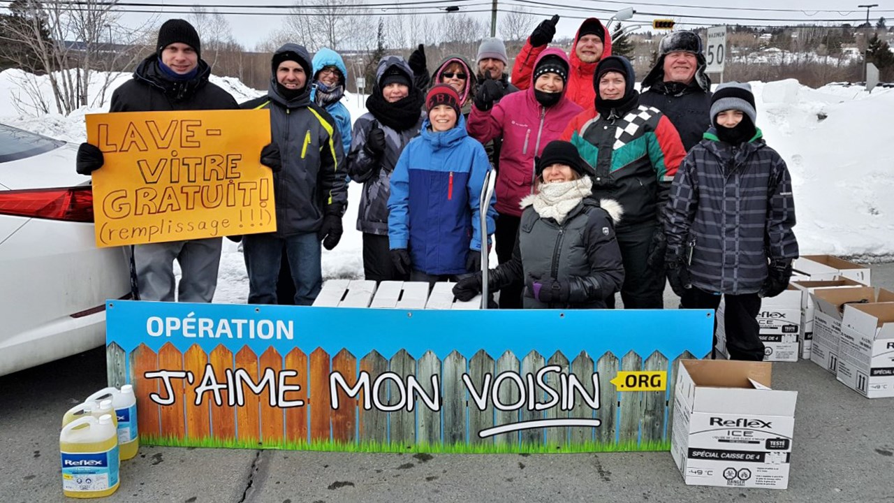 Opération « J'aime mon voisin » : des litres de lave-vitre gratuits à St-Georges