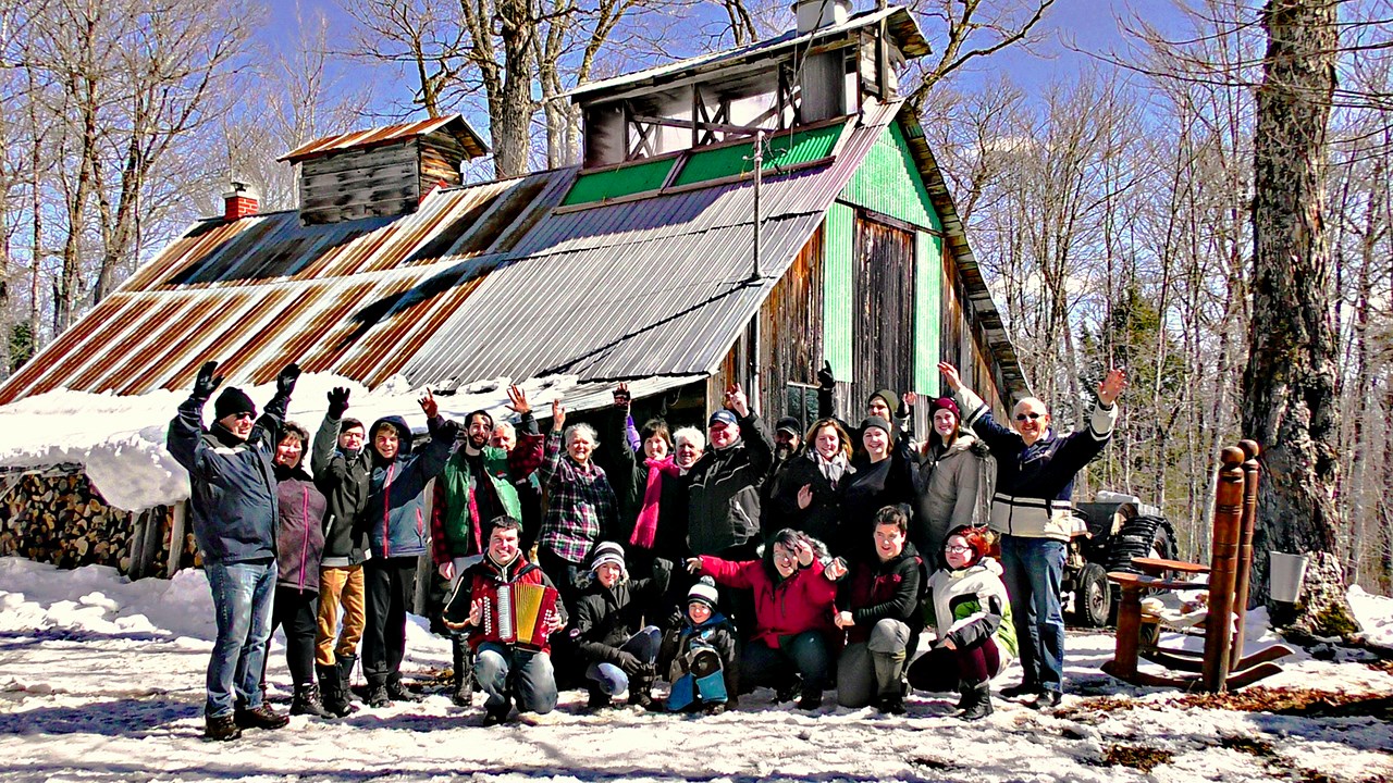 Normand DeLessard présente la cabane à sucre de Carmelle Loignon de St-Philibert