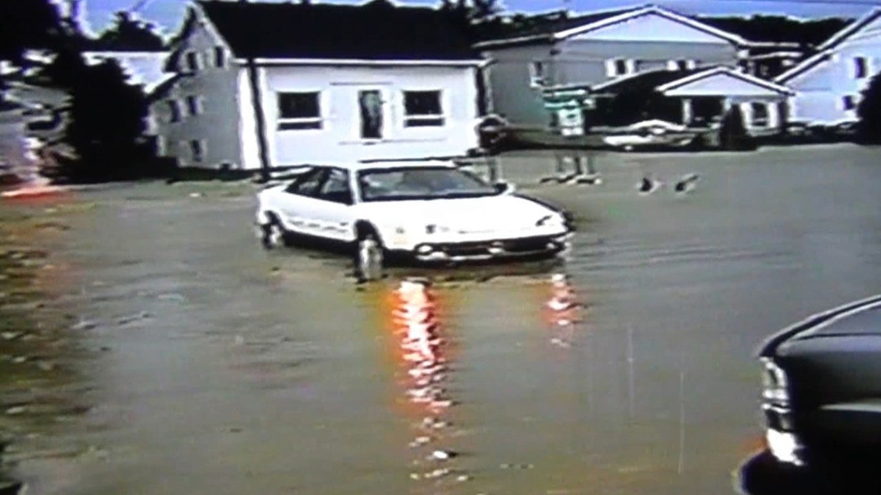 Normand DeLessard présente des souvenirs du grand déluge de La Guadeloupe en juillet 2002