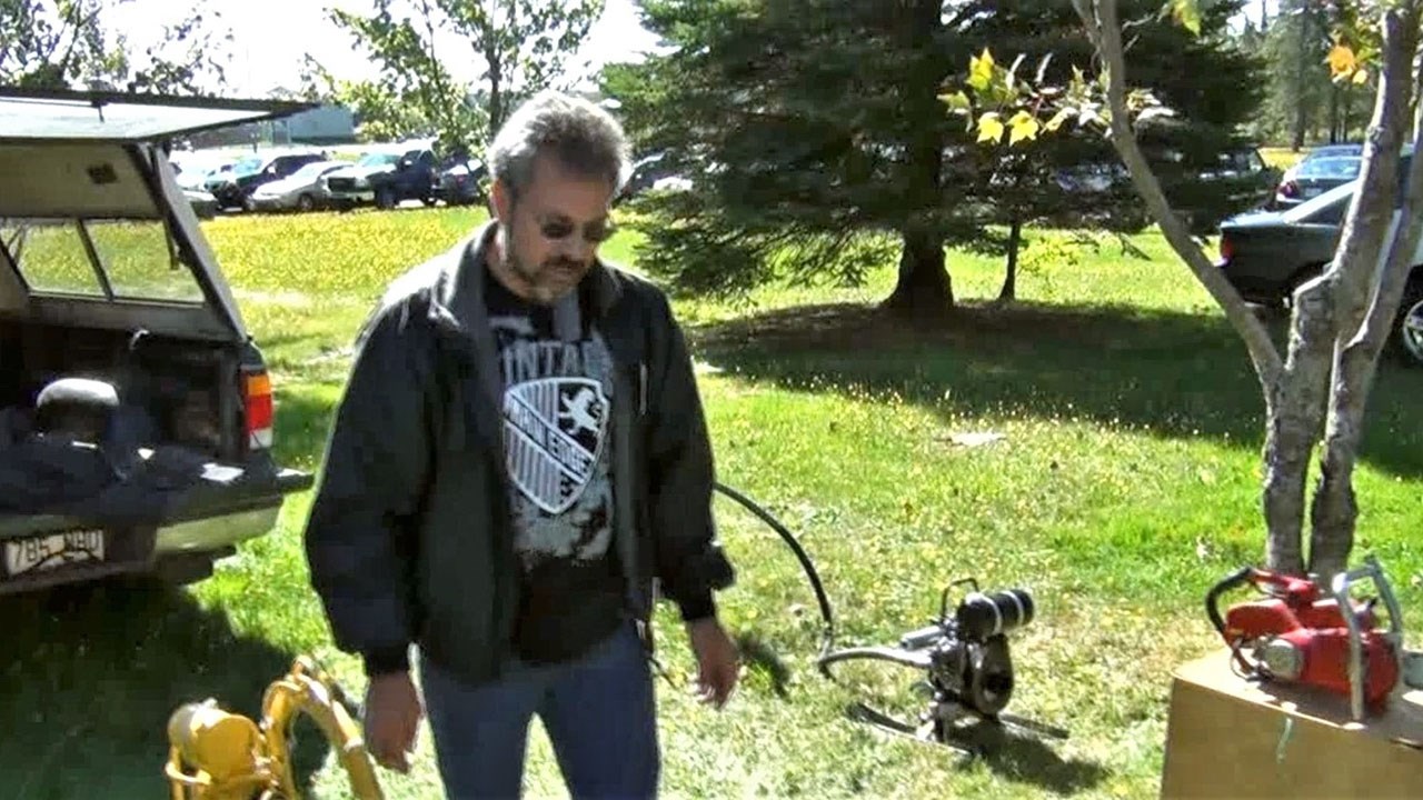 Normand DeLessard présente M. Bernard, de St-Odilon, et sa collection de scies à chaînes