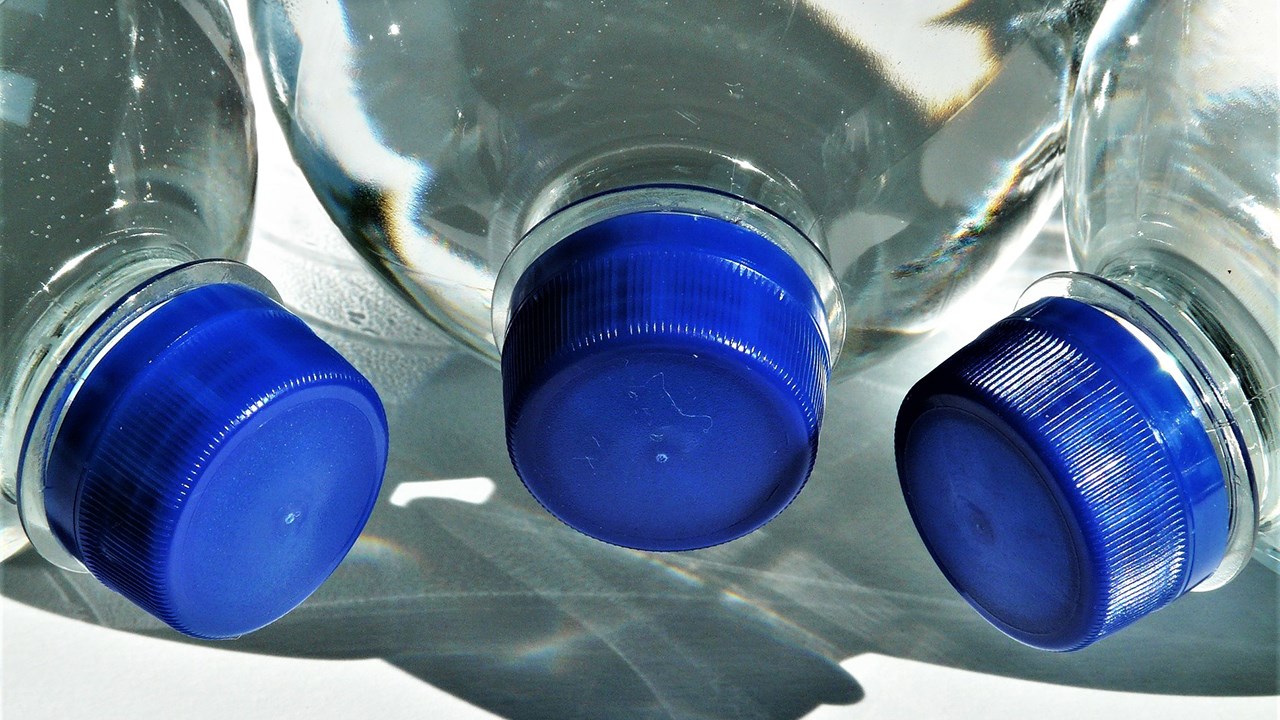Trois élèves de l'ÉJM de Beauceville présentent leur projet « Eau secours ! » 