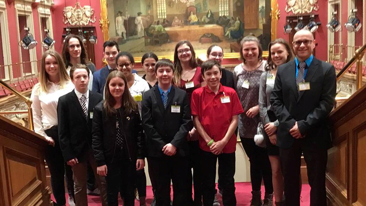 Treize élèves de l’École Jésus-Marie de Beauceville à l’Assemblée Nationale