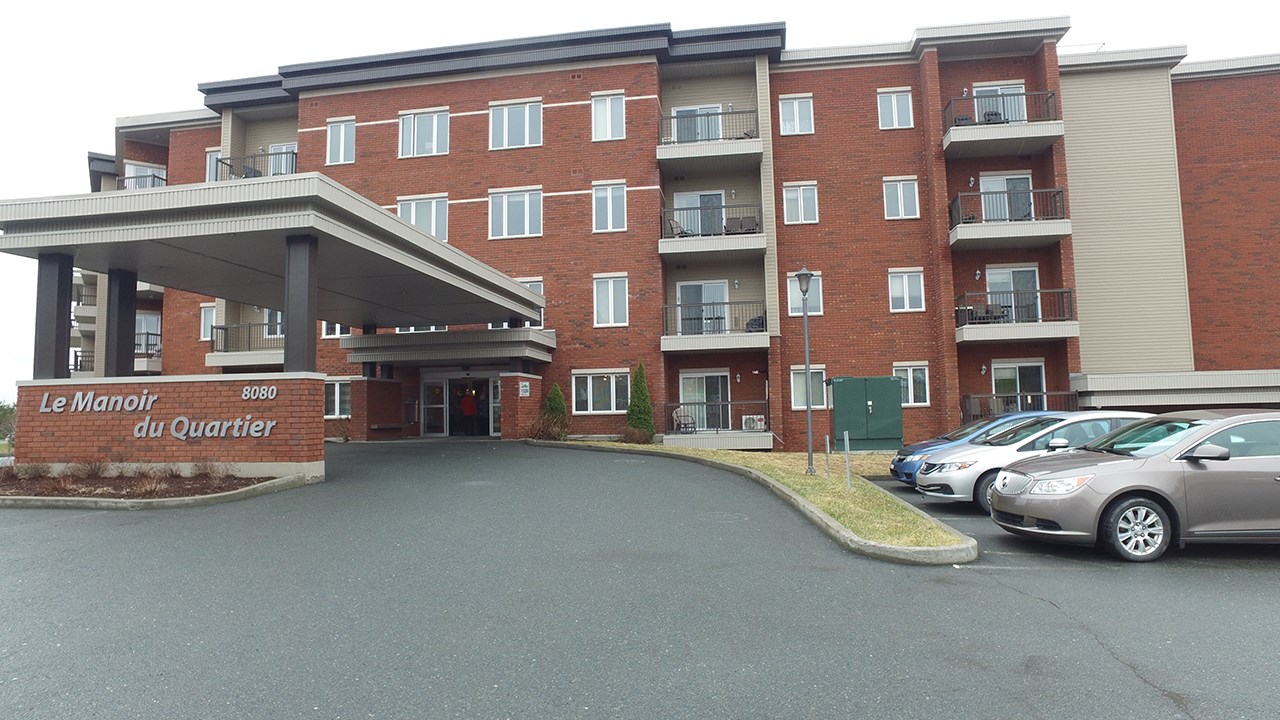 Normand DeLessard présente la porte ouverte du Manoir du Quartier