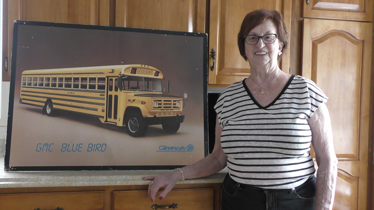 Normand DeLessard présente Doris Brochu, première conductrice d'autobus de la Beauce