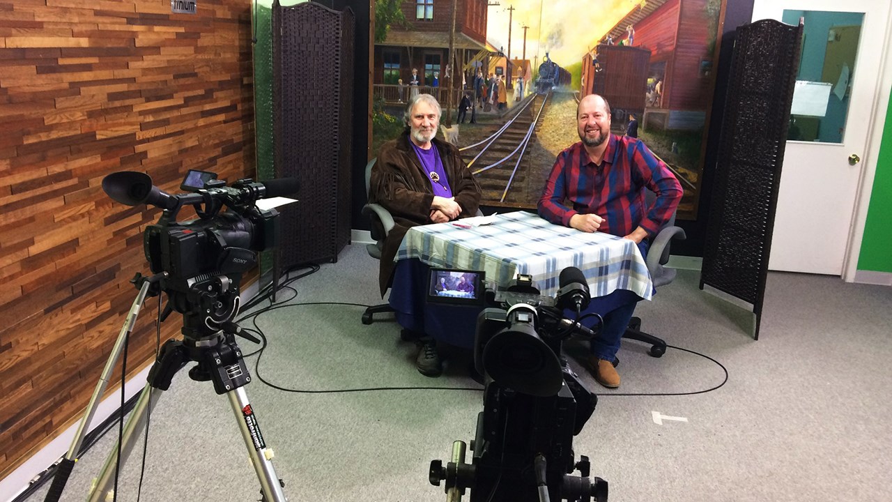 Normand DeLessard présente son histoire dans une entrevue télévisée