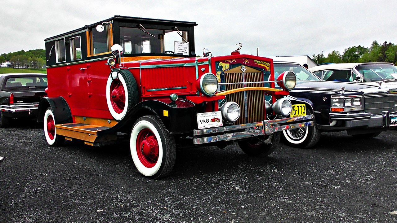 Normand DeLessard présente l'exposition d'automobiles antiques à St-Benoît