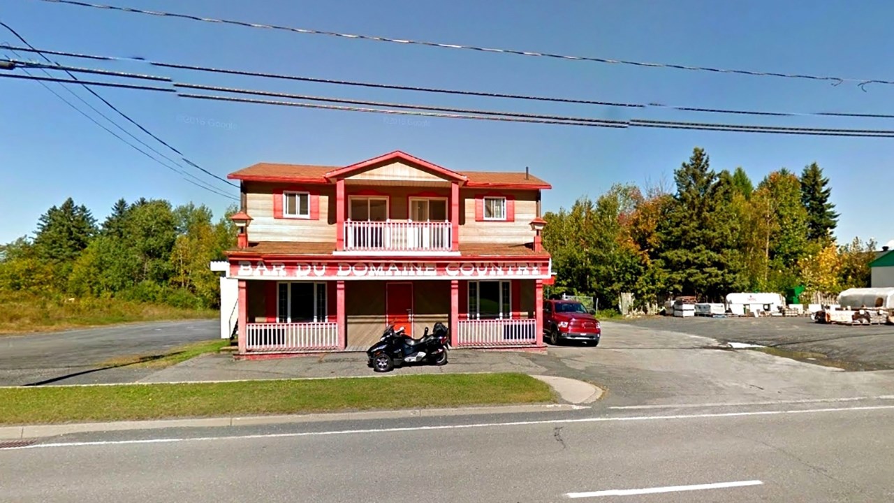 Normand DeLessard présente un souvenir du bar du Domaine Country