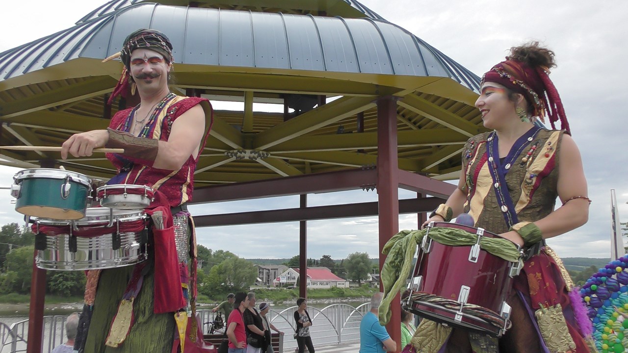 Normand DeLessard présente la parade des géants à St-Georges en 2018
