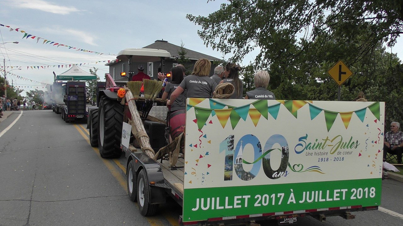 Normand DeLessard présente la parade du 100e de St-Jules en Beauce 