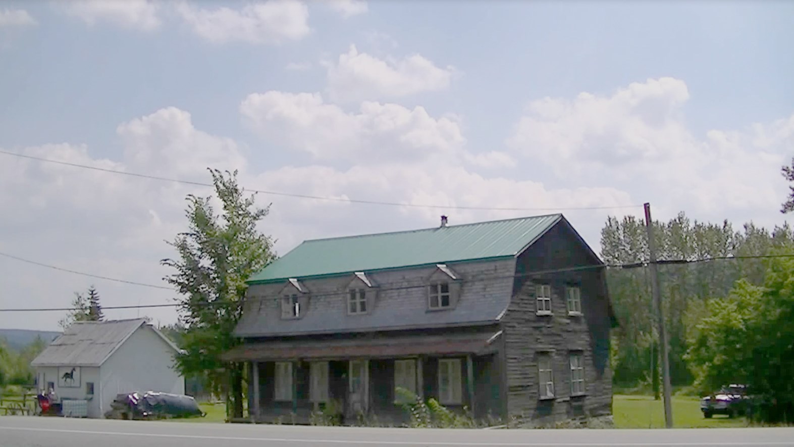 Normand DeLessard présente la maison de la punaise