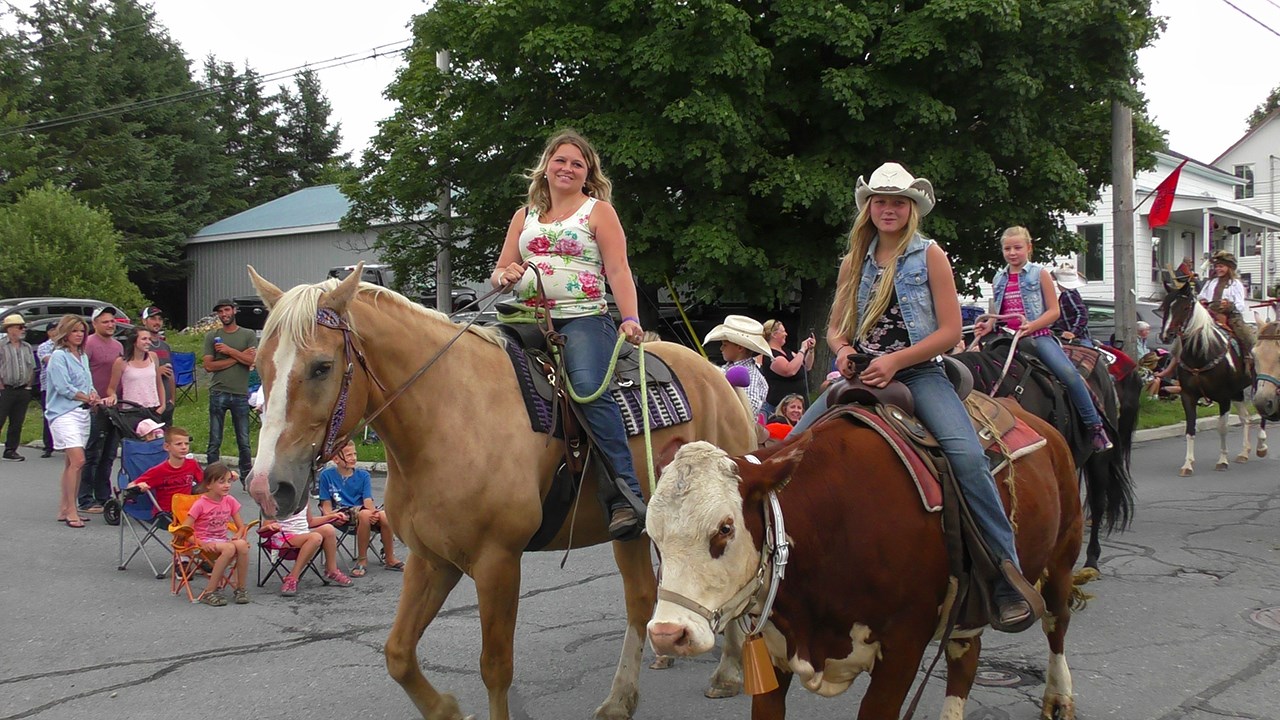 Normand DeLessard présente la parade des Festivités Western de St-Victor