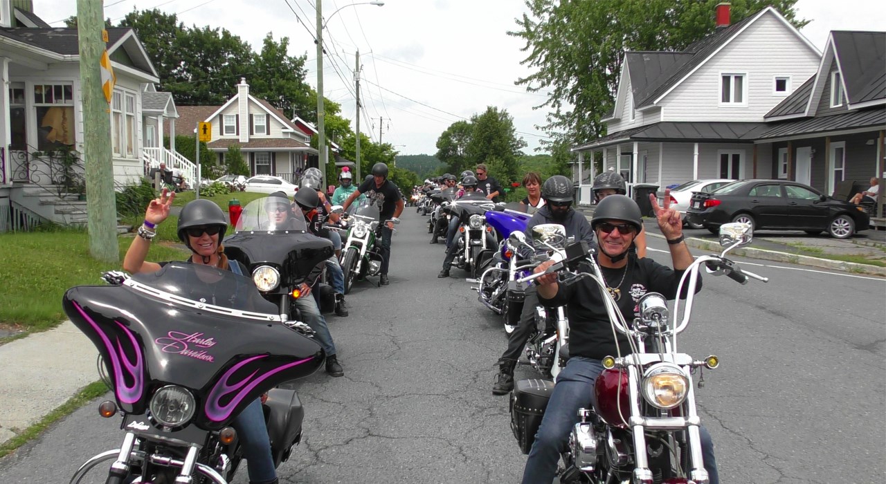 Normand DeLessard présente la randonnée de motos du bar le Traffic