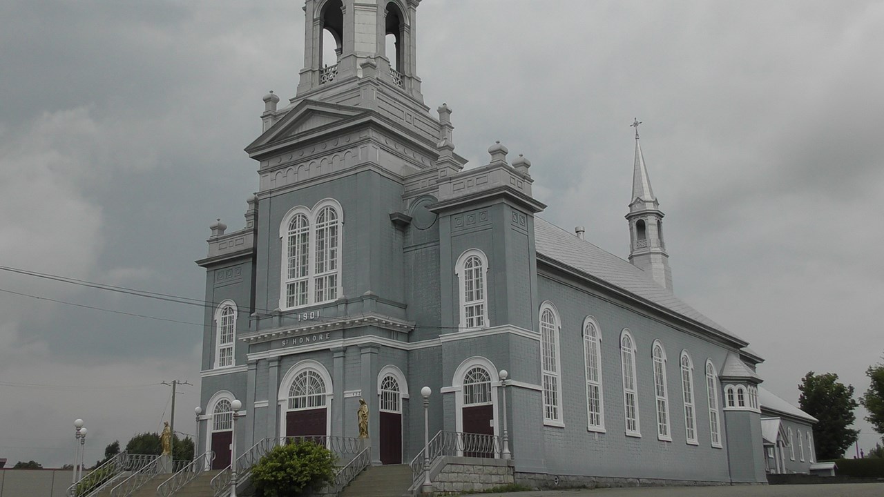 Normand DeLessard fait une visite de l'église de St-Honoré