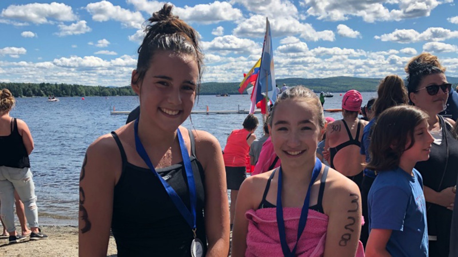 Deux nageuses du CNRB lors de la Traversée du Lac-Mégantic 