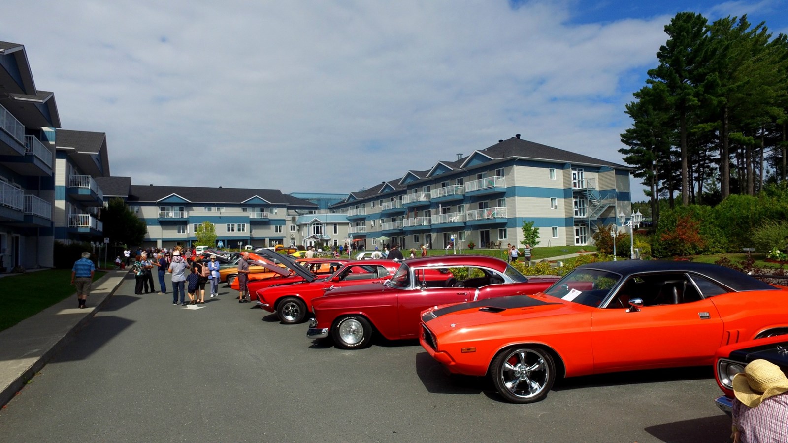 Normand DeLessard présente l'exposition de voitures antiques à L'Oiseau bleu