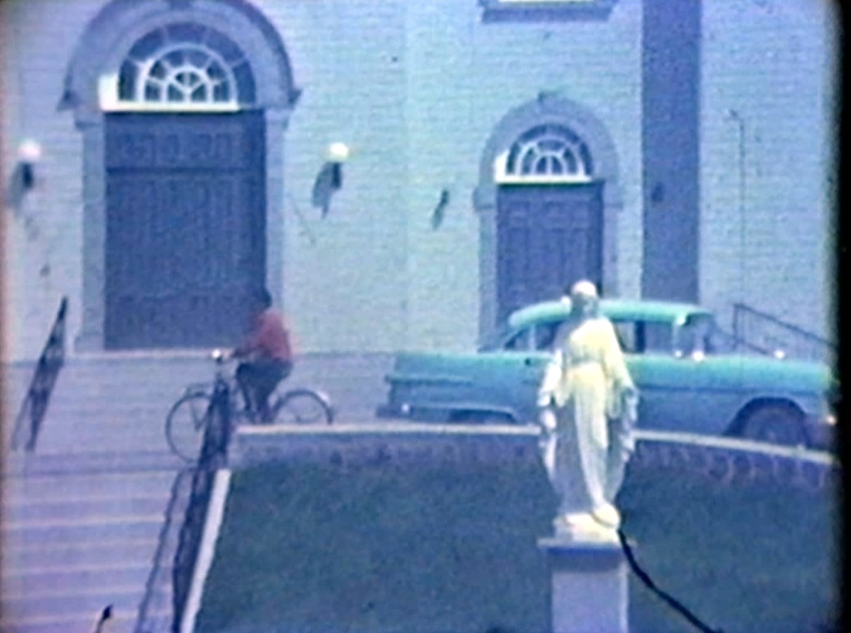 Normand DeLessard présente la bénédiction de voitures à Saint-Gédéon fin 50.