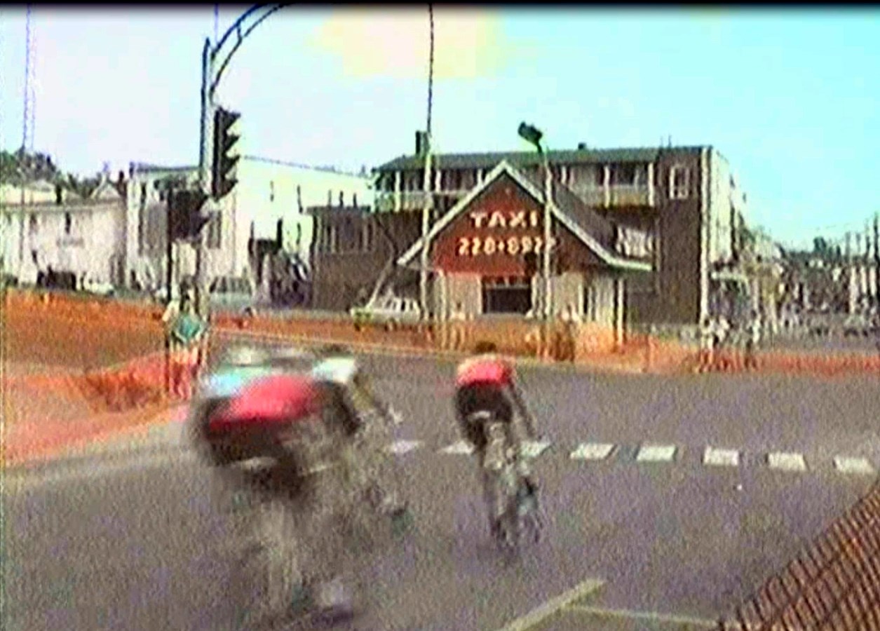 Normand DeLessard présente des cyclistes au centre-ville de St-Georges à la fin des années 80