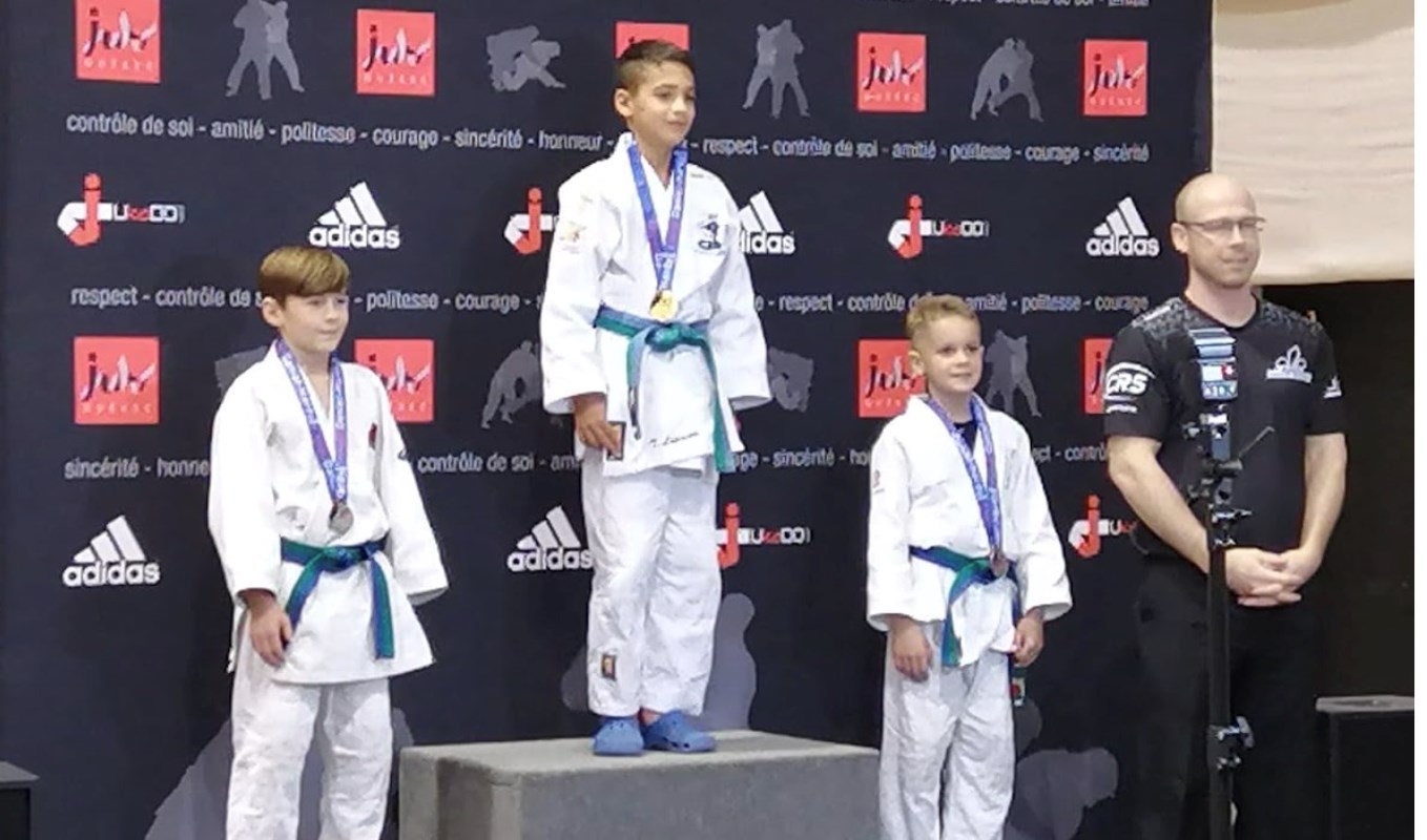 Des judokas du Club de judo St-Georges montent sur le podium provincial