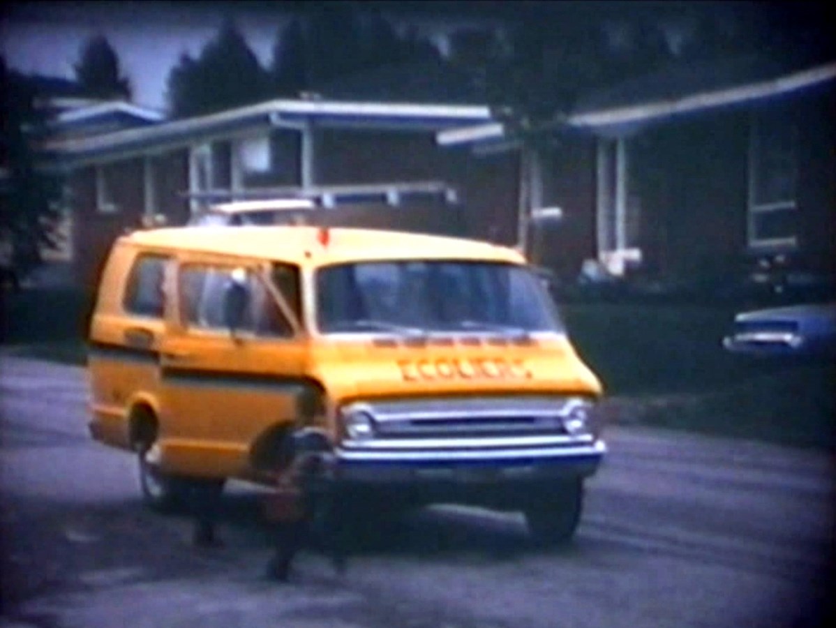 Normand DeLessard présente des souvenirs du petit autobus
