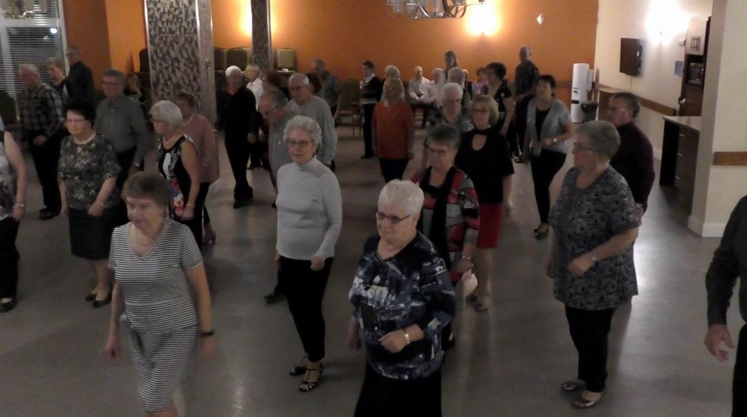 Normand DeLessard présente la soirée dansante au Manoir du quartier