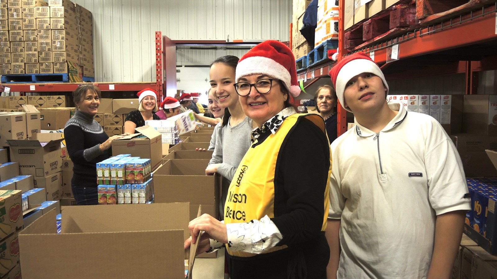 150 bénévoles réunis pour la confection des paniers de Noël