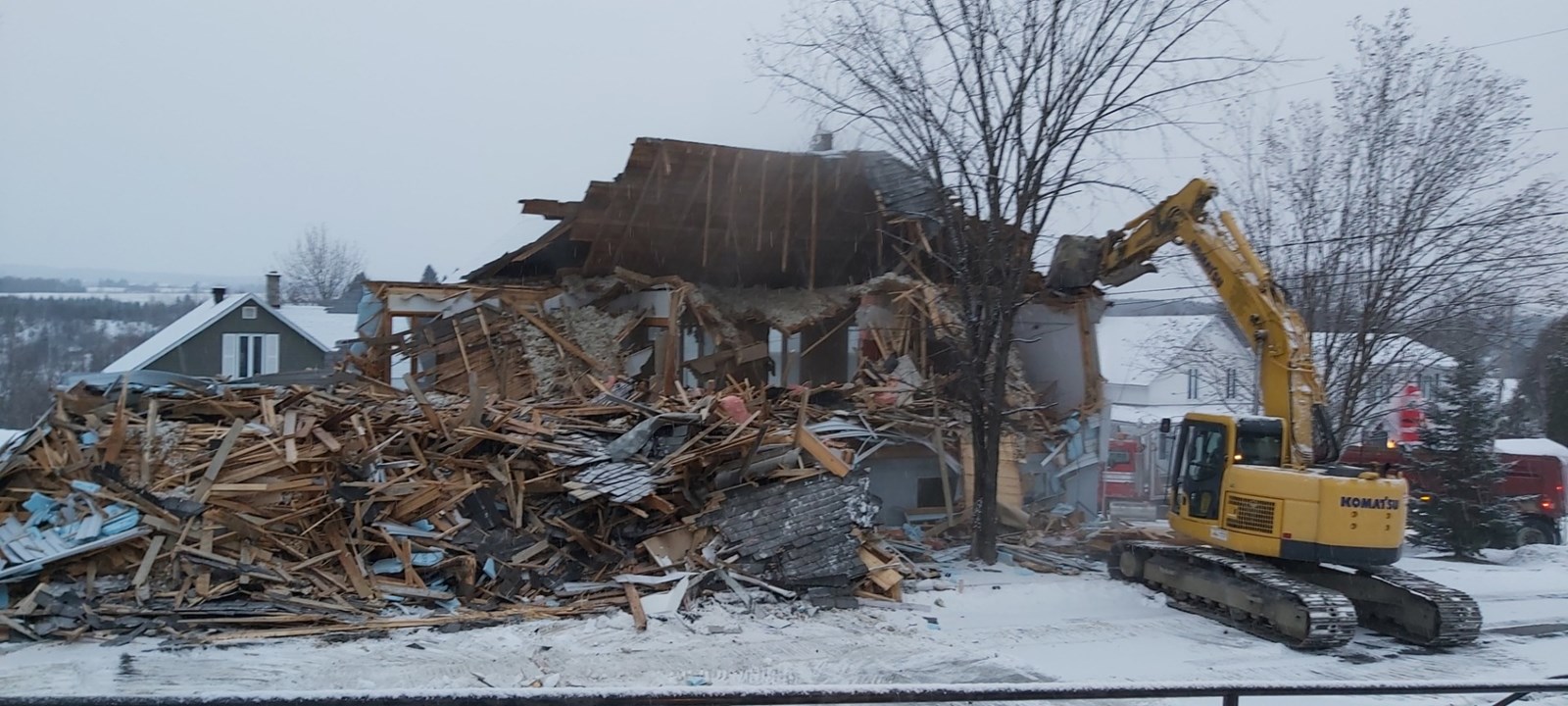 L'hôtel de ville de Saint-Côme-Linière démoli dans la controverse