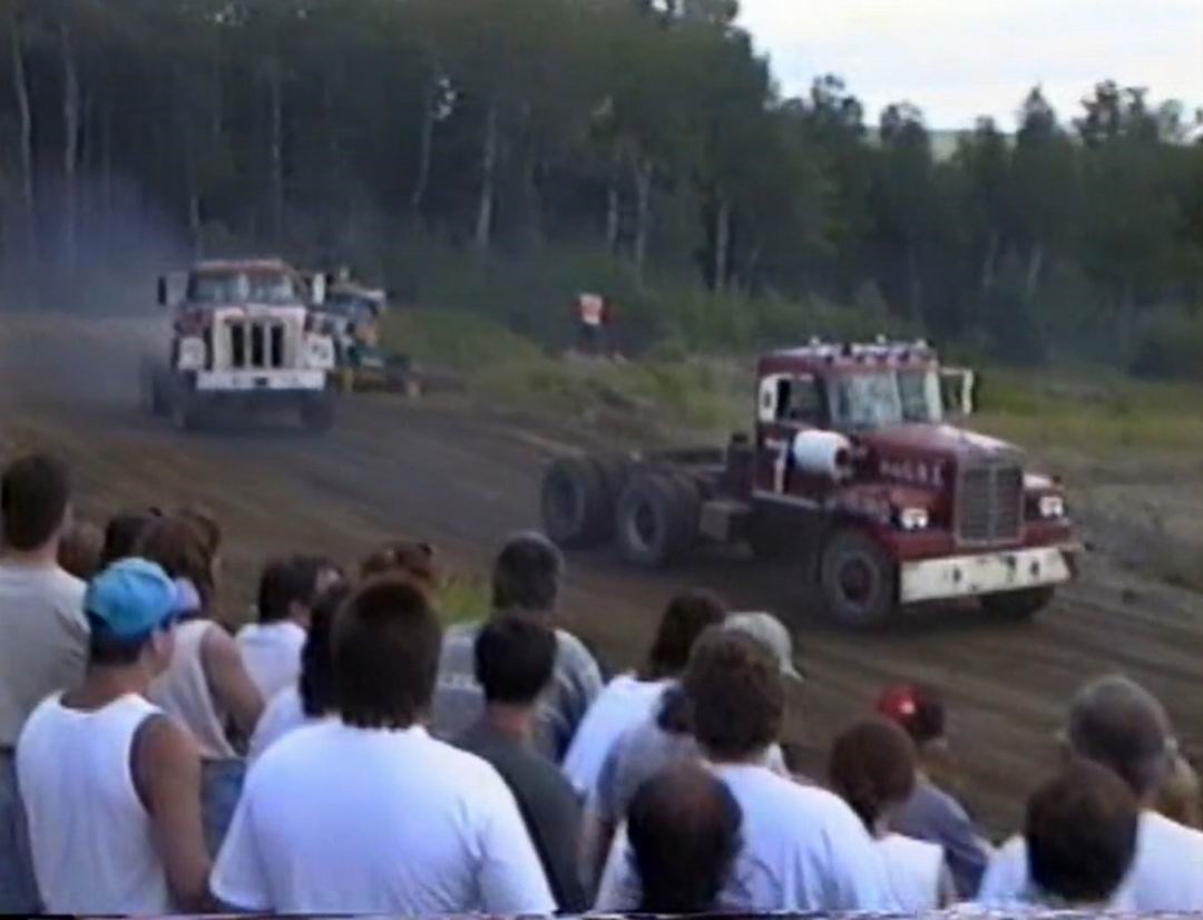 Normand DeLessard présente des souvenirs des courses de camions à Beauceville en 1994