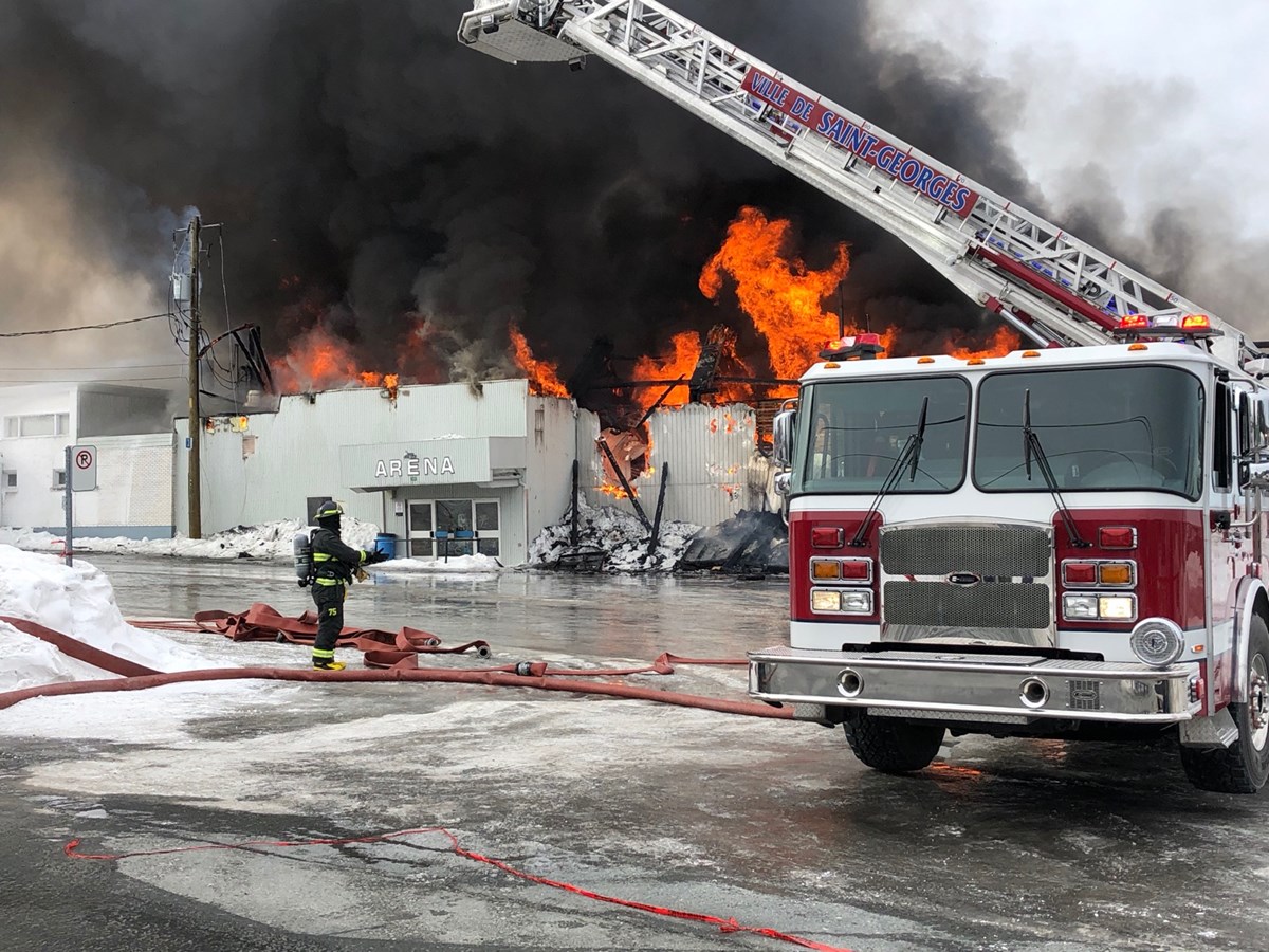VIDÉO | Revoyez la progression des flammes à l'aréna de Saint-Prosper