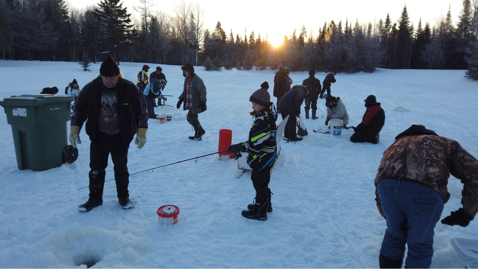 Normand DeLessard présente la pêche sur le lac à Saint-Zacharie 
