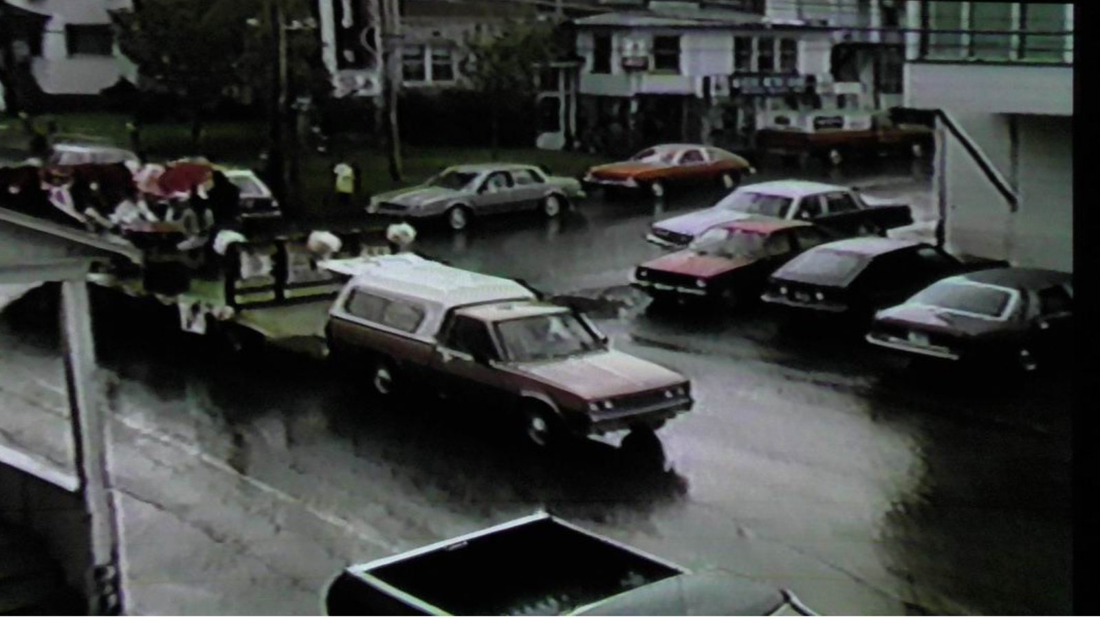 Normand DeLessard présente la parade sous la pluie à la Guadeloupe
