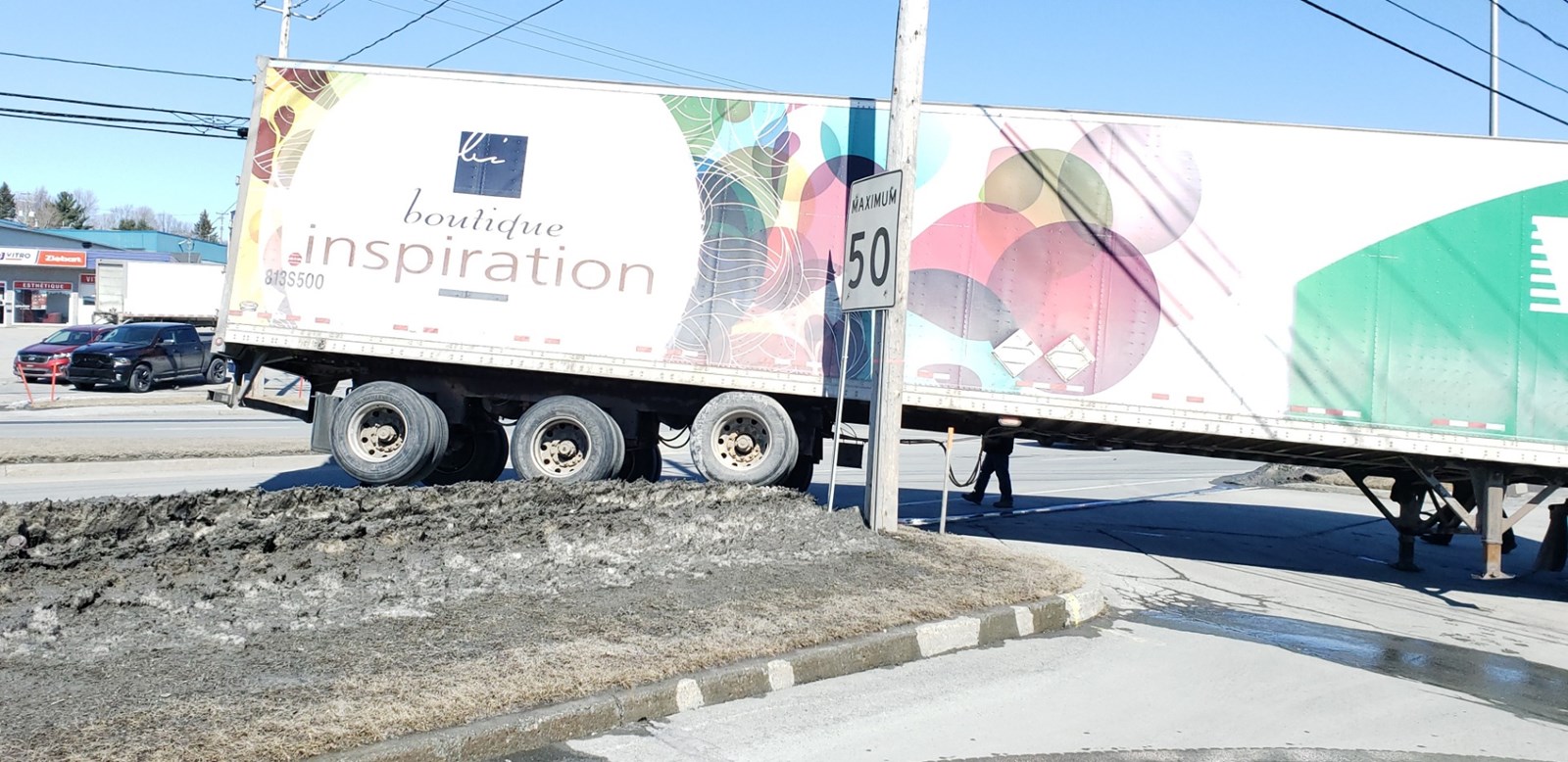 Un camion vient près de se renverser sur le boulevard Lacroix à Saint-Georges 
