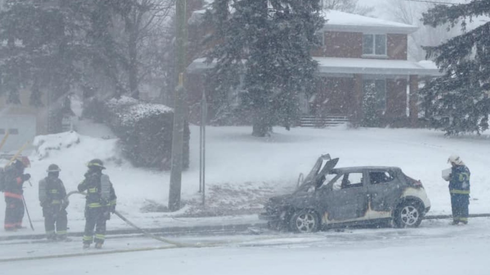 Un véhicule en feu sur le Boulevard Lacroix à St-Georges