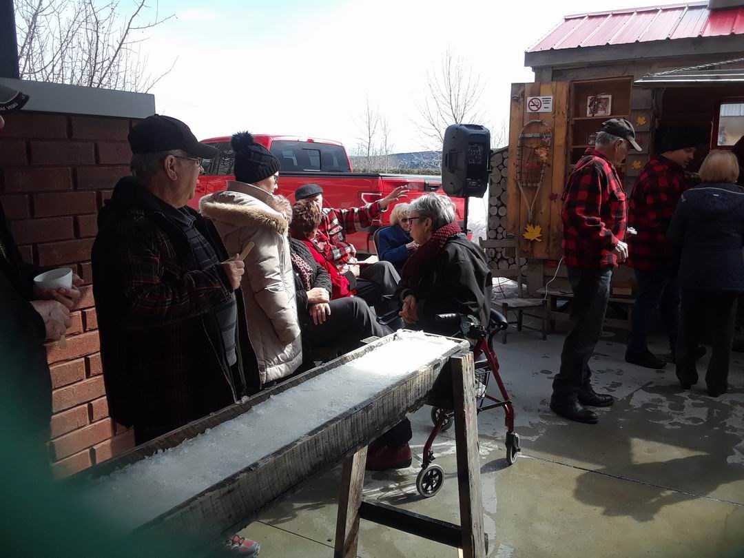 Normand DeLessard présente la cabane à sucre du Manoir du Quartier