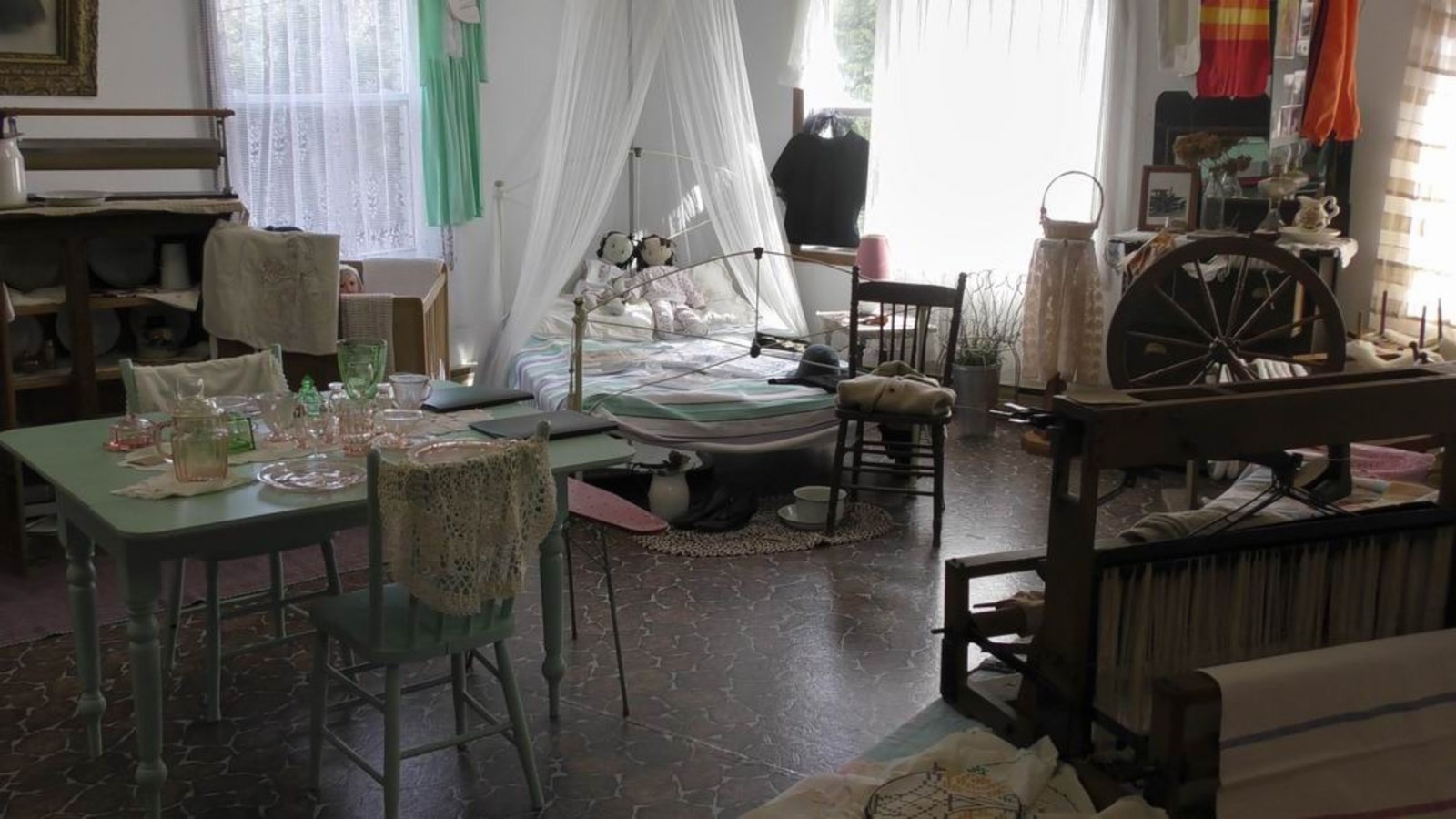 Normand DeLessard présente l'Exposition du Centenaire de St Philibert