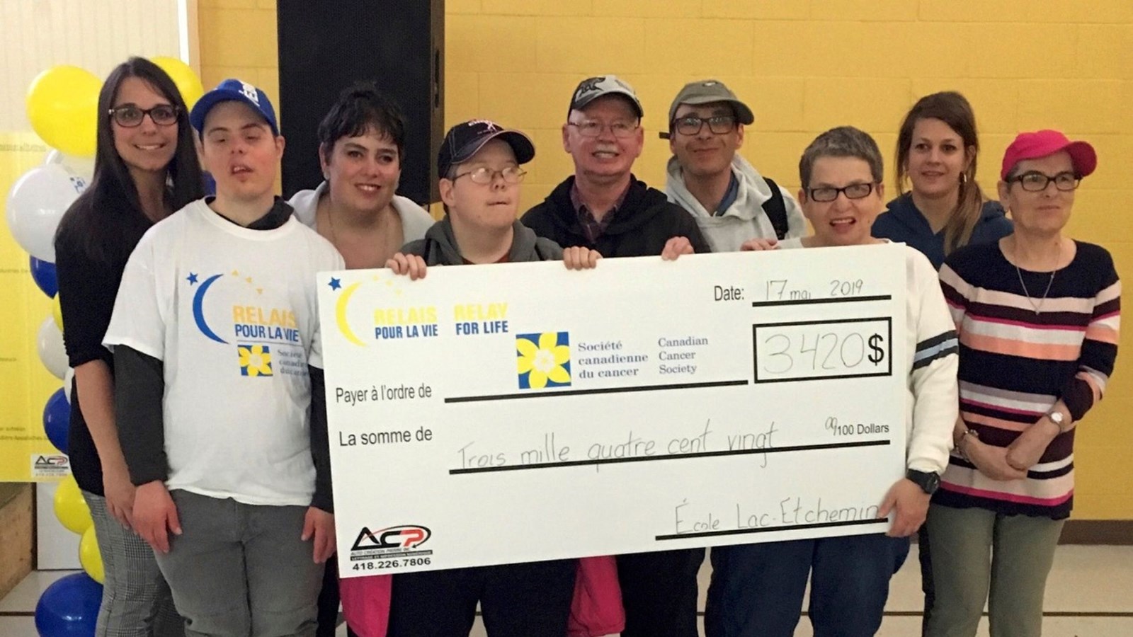 Les élèves de la classe d'intégration sociale remettent 3420$ à la Société canadienne du cancer