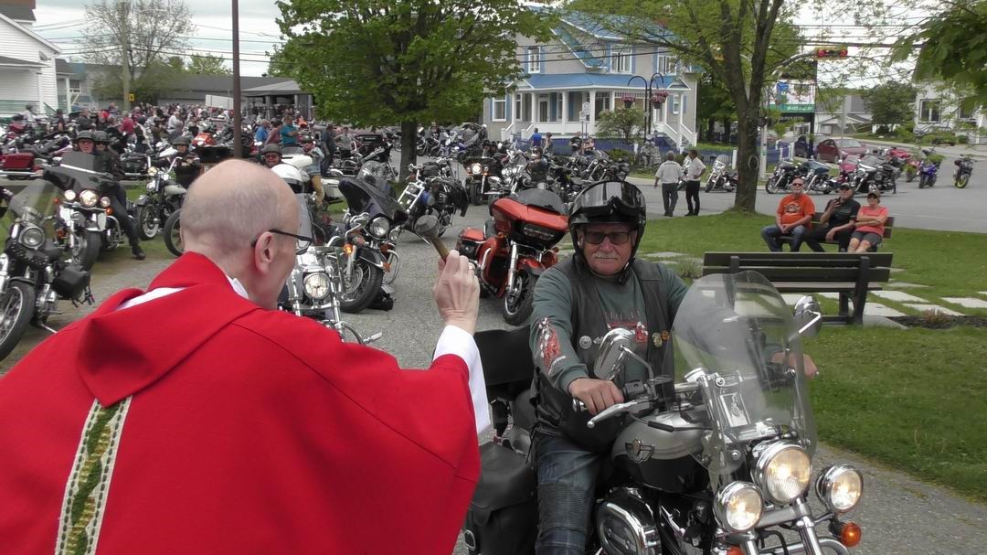 Normand DeLessard présente la bénédiction des motos à Saint-Victor