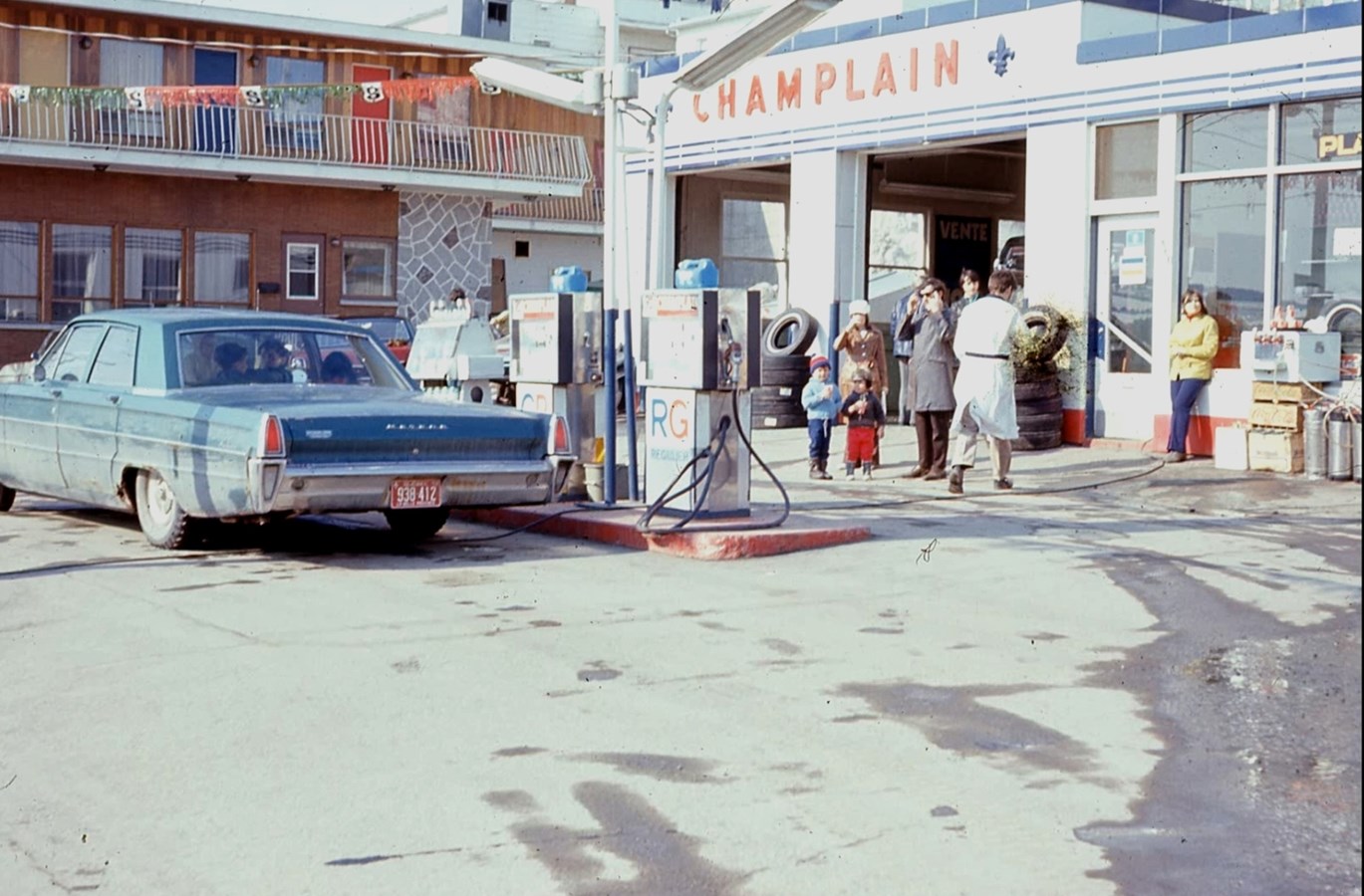 Normand DeLessard présente des souvenirs du garage Champlain de Saint-Georges