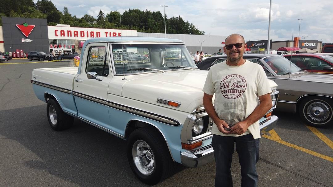 Normand DeLessard présente les mardis soirs du Club automobiles Beauté d'acier