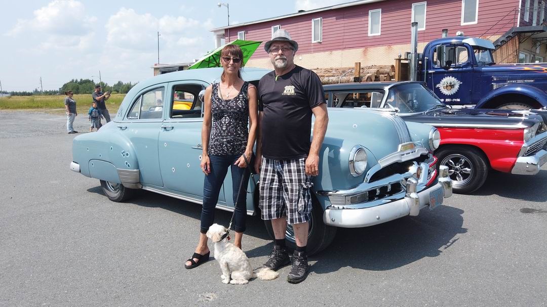Normand DeLessard présente la parade d'autos de Nashville en Beauce