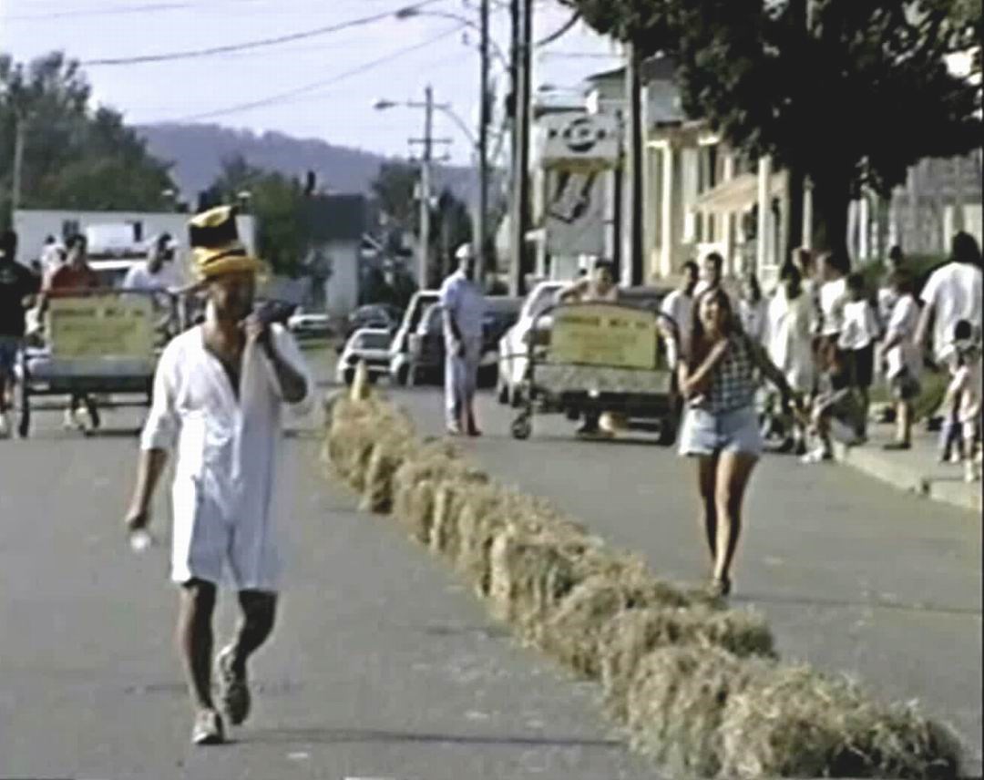 Normand DeLessard présente une course de lits à Saint-Joseph en 1996