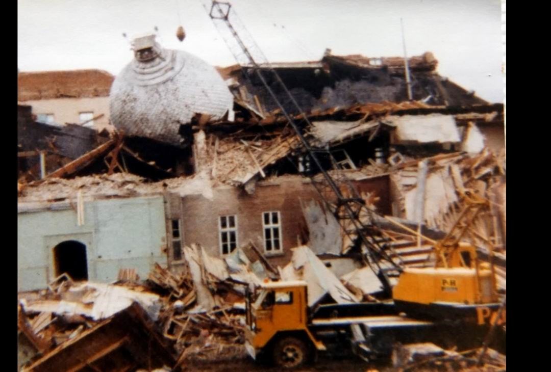 Normand DeLessard présente la démolition du vieux collège de Beauceville en 1977