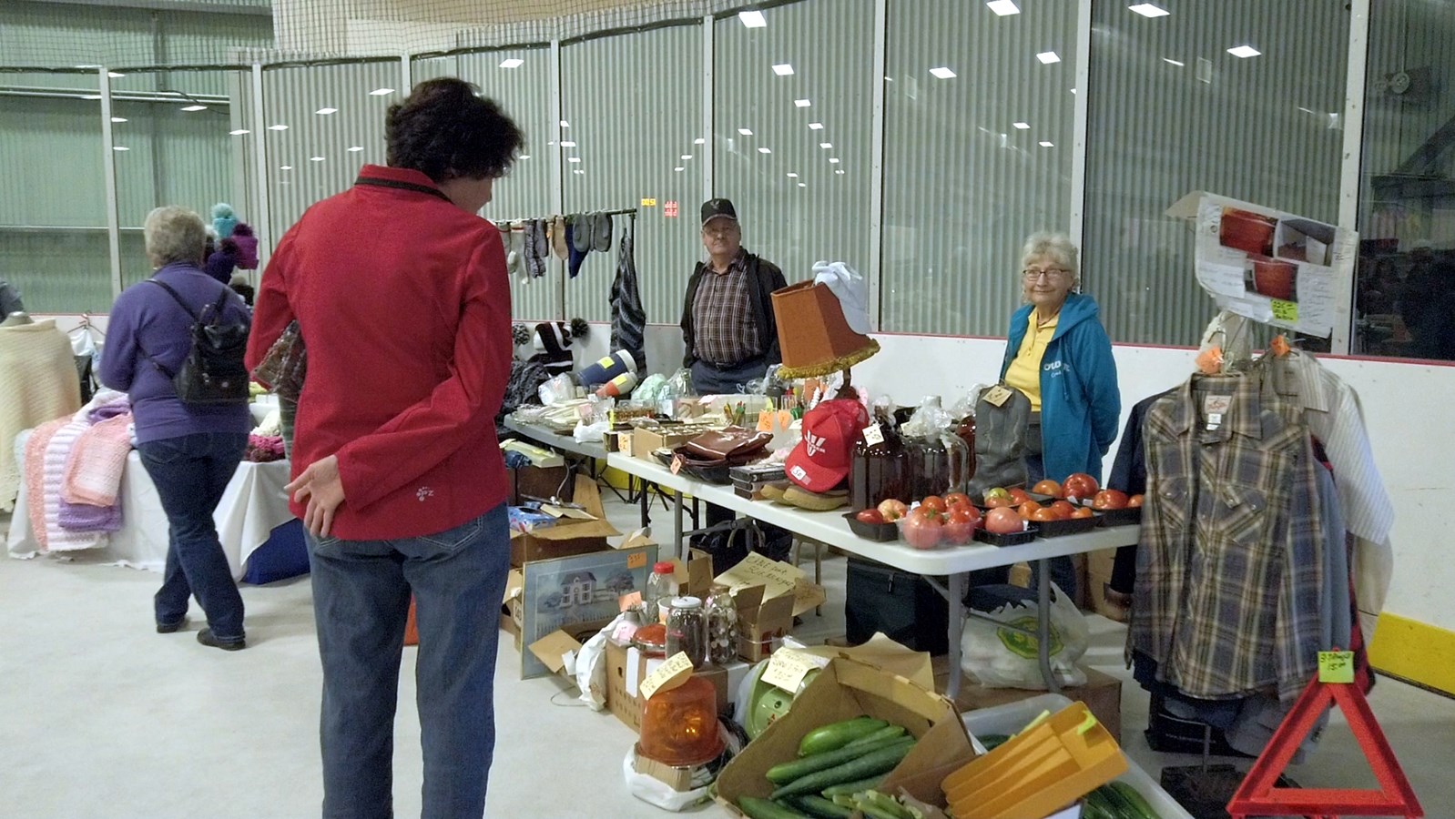 Normand DeLessard présente la vente de garage communautaire de Saint-Martin