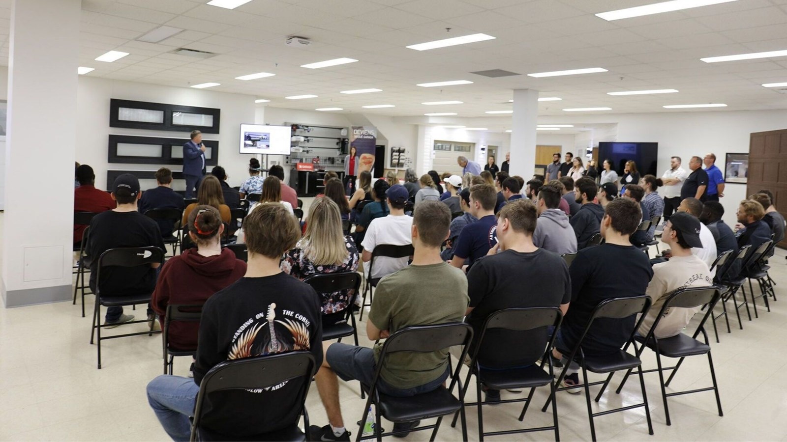 Des étudiants du Cégep Beauce-Appalaches visitent l’entreprise Garaga